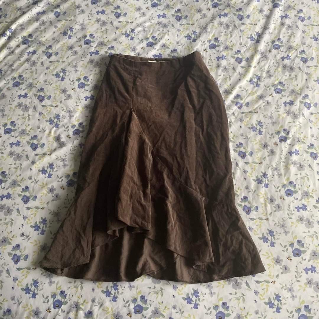 moss green corduroy skirt (Category: Skirts) located in Las Pinas. Submitted by crowfromjupiter (Listing ID 1330696234, Image 1). Description: waist: 24-25 length: 24 MOP: gcash MOD: ggx or jnt 📌 las piñas, metro manila.