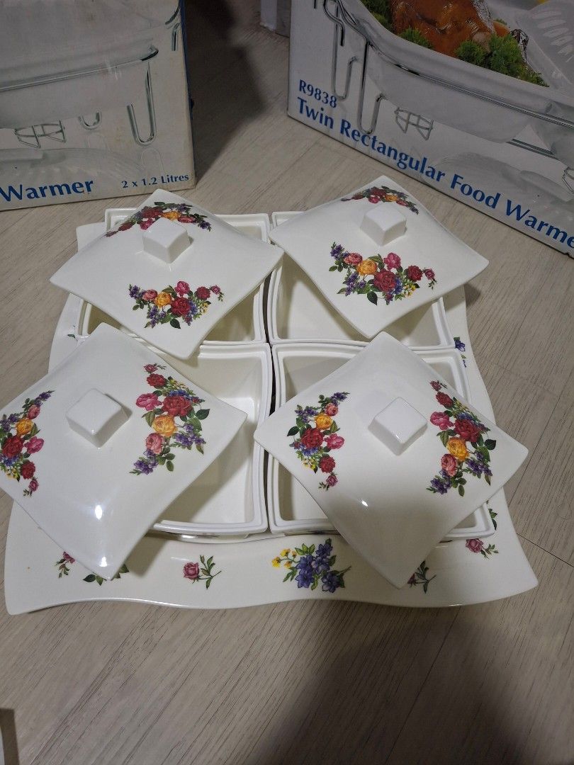 Serving set (Category: Other Kitchenware & Tableware) located in Singapore. Submitted by samsiahhamzah0604 (Listing ID 1330523024, Image 2). Description: Serving set suitable for parties or open house during festive season to put food at 1 place without need to use many plates Detachable and can use as tray Selling at $8.