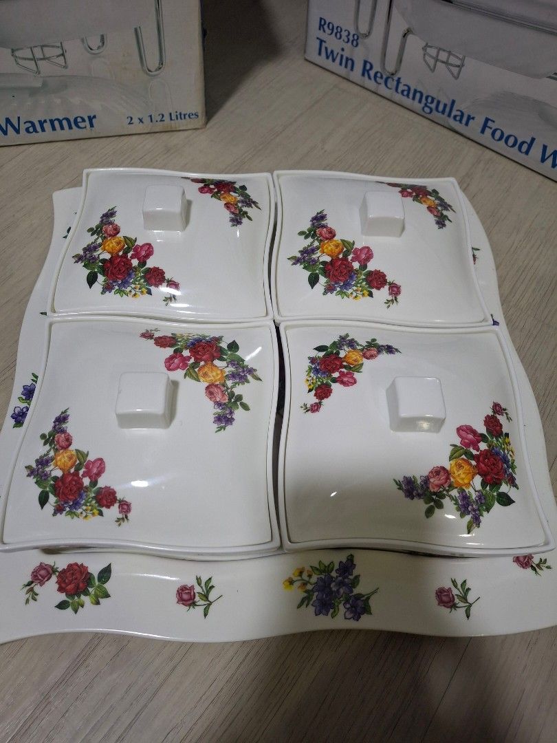 Serving set (Category: Other Kitchenware & Tableware) located in Singapore. Submitted by samsiahhamzah0604 (Listing ID 1330523024, Image 1). Description: Serving set suitable for parties or open house during festive season to put food at 1 place without need to use many plates Detachable and can use as tray Selling at $8.