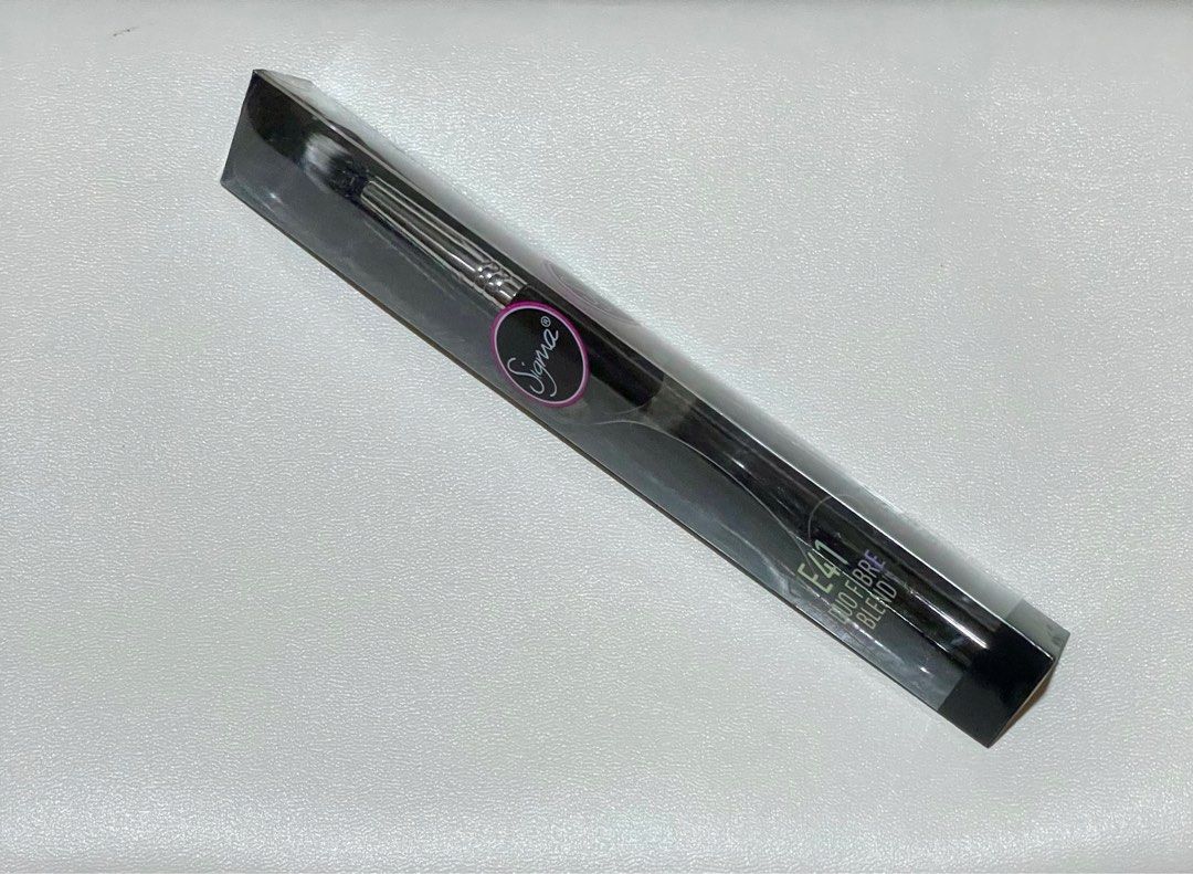 SIGMA Duo Fibre Blend brush - E41 (Category: Makeup) located in Mandaluyong City. Submitted by wysluxe (Listing ID 1330668127, Image 1). Description: SIGMA Duo Fibre Blend brush - E41 -Apply, buff and blend with precision. -Duo Fibre -Achieve an airy, diffused shadow application and lightly blend into the skin. .