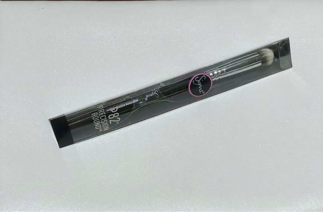 SIGMA Precision Round brush - P82 (Category: Makeup) located in Mandaluyong City. Submitted by wysluxe (Listing ID 1330667437, Image 3). Description: SIGMA Precision Round brush - P82 -Fingertip-like application. -Small, dense and round head. -Apply shadow base or primer onto the lid. .