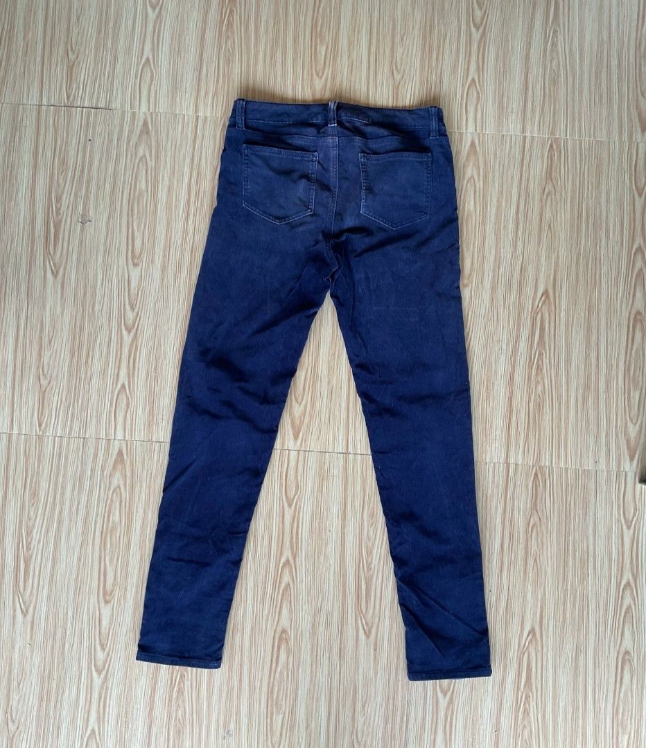 Corduroy pants (Category: Jeans) located in Tolosa. Submitted by pd.clutter (Listing ID 1330457756, Image 2). Description: Corduroy size: W28-29x L39 issue: minimal sign of usage Condition: Good condition Color: navy blue.