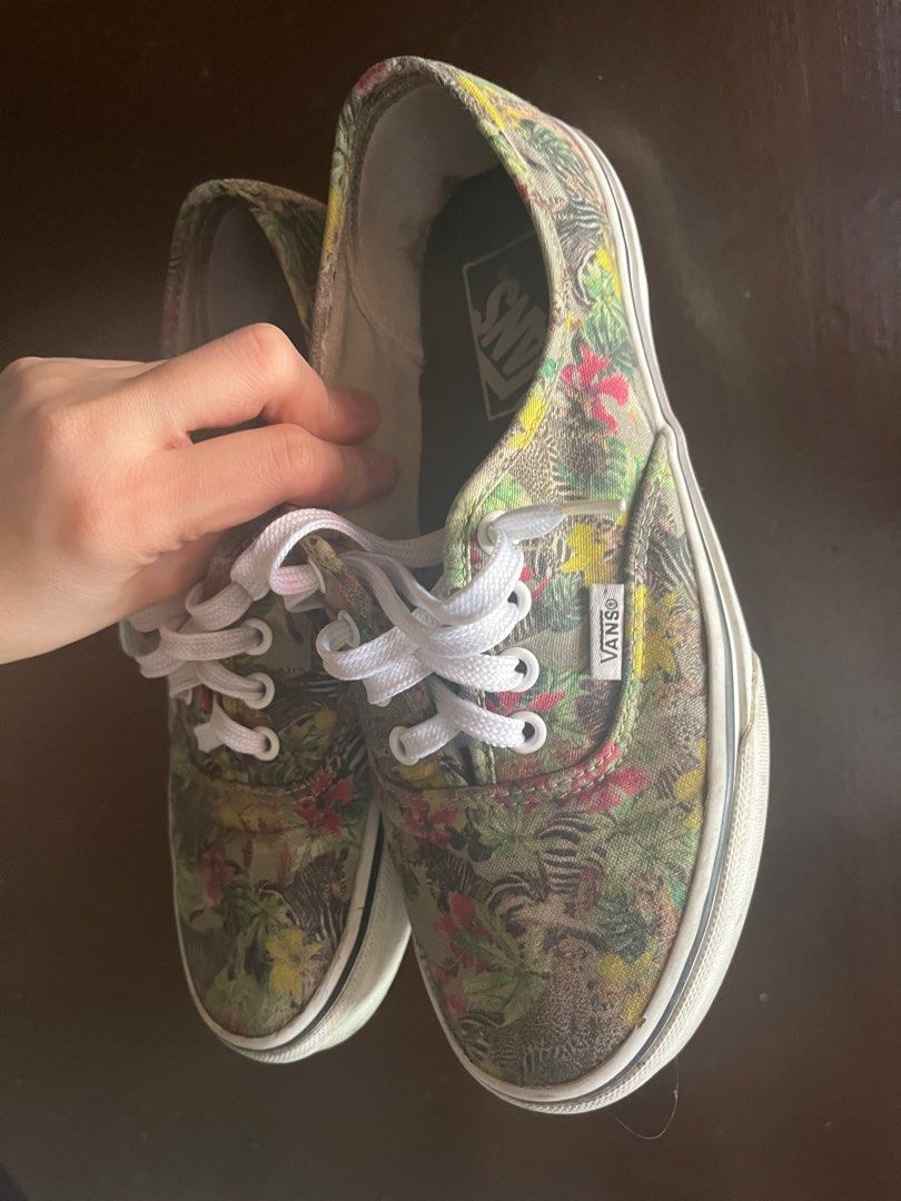 Vans size 8 womens (Category: Sneakers) located in Makati City. Submitted by decluttering143 (Listing ID 1330597884, Image 3). Description: 24.5 cm.