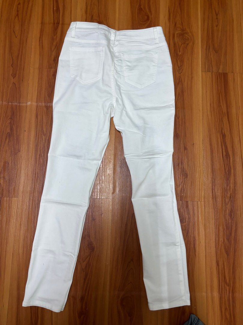 White jeans (Category: Jeans) located in Pateros City. Submitted by rdrd23 (Listing ID 1330662082, Image 3). Description: White denim jeans Ci SONO THE BASIC COLLECTION DENIM size 27 Never po nagamit .