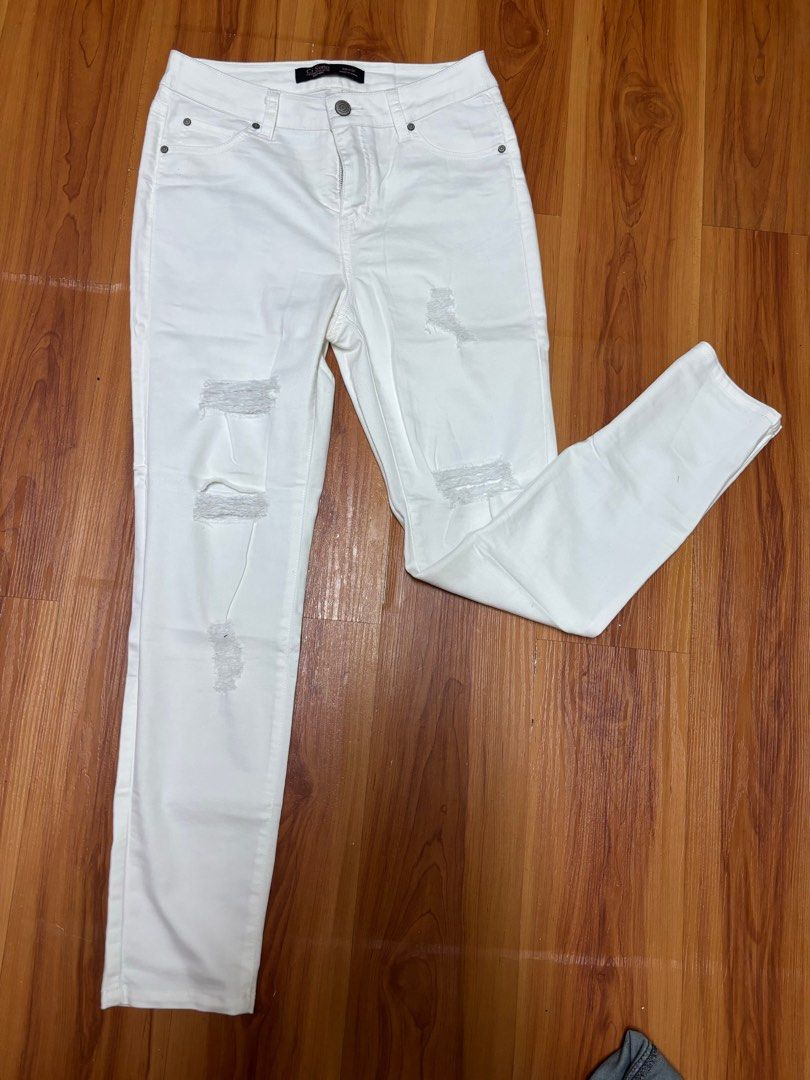 White jeans (Category: Jeans) located in Pateros City. Submitted by rdrd23 (Listing ID 1330662082, Image 2). Description: White denim jeans Ci SONO THE BASIC COLLECTION DENIM size 27 Never po nagamit .