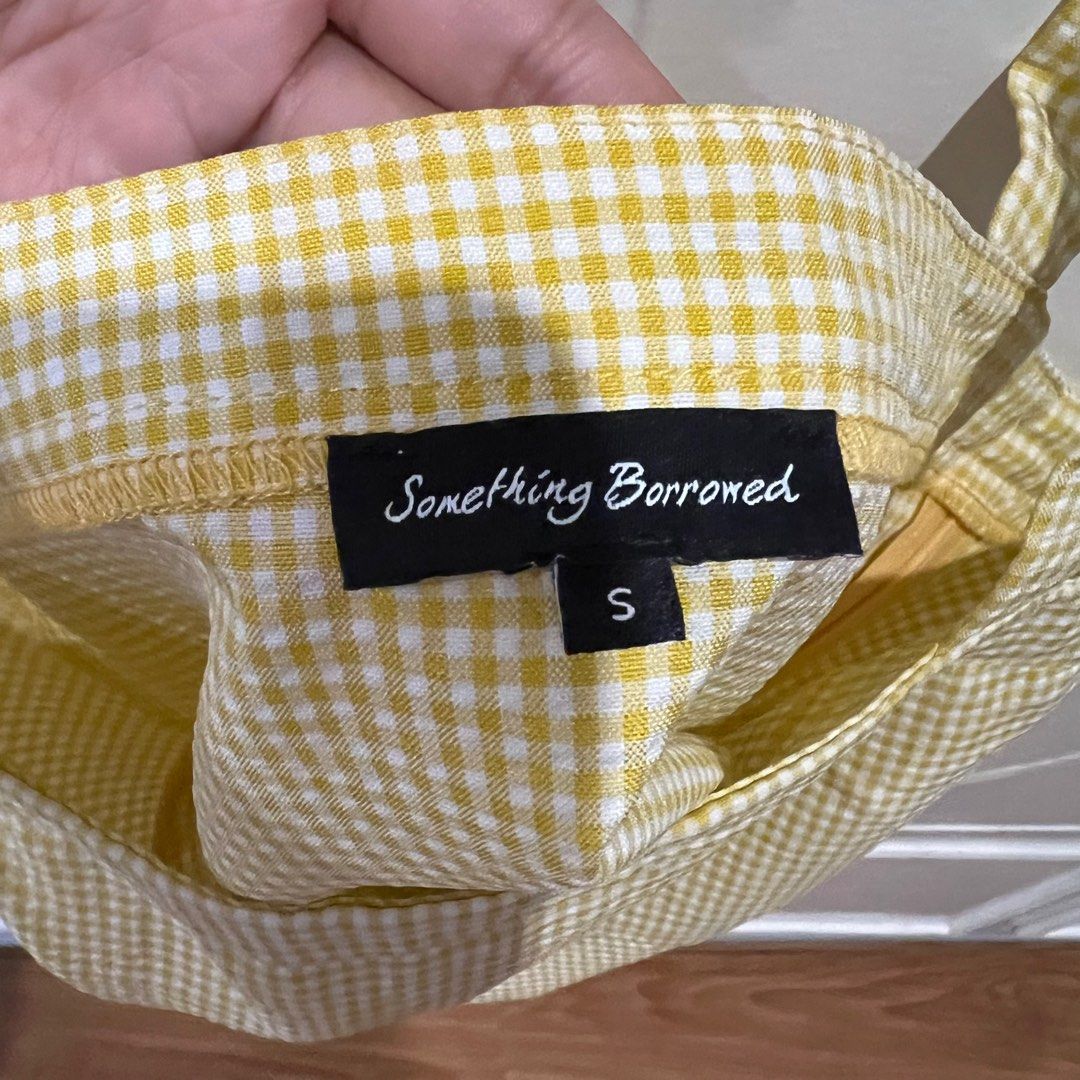 Yellow striped sleeveless crop top (Category: Sleeveless) located in Paranaque City. Submitted by maggiedc (Listing ID 1330642326, Image 3). Description: Yellow striped sleeveless crop top 🏷️ ₱200 + shipping fee ➼ 10/10 condition ➼ Brand: Something Borrowed ➼ Size S on tag, fits XS-S frames ➼ With zipper at the side MOP: gcash or bank transfer MOD: grab/lalamove or ggx/lbc (sf to be shouldered by buyer) all sales are final, no return, refund, or
