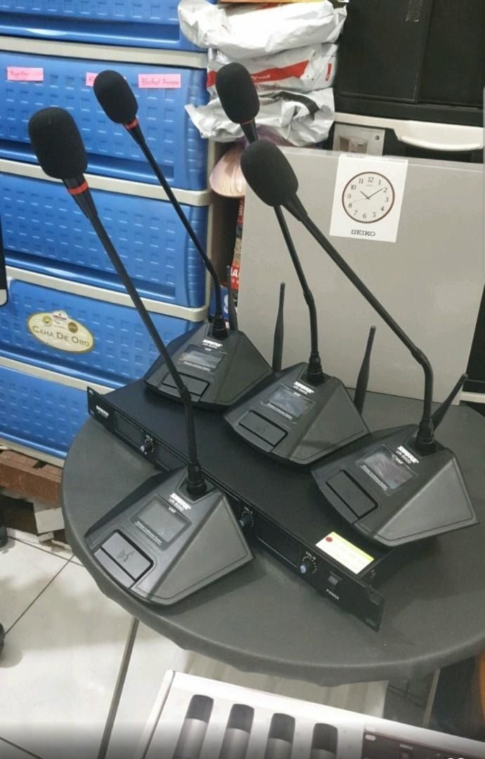 4 channel conference mic wireless microphone gooseneck mic (Category: Microphones) located in Manila. Submitted by sdfsolutions (Listing ID 1330843595, Image 2). Description: Gooseneck conference microphone wireless Uhf lossless and clear transmission Long range 50 to 100m All brand new Also available 8 channel.