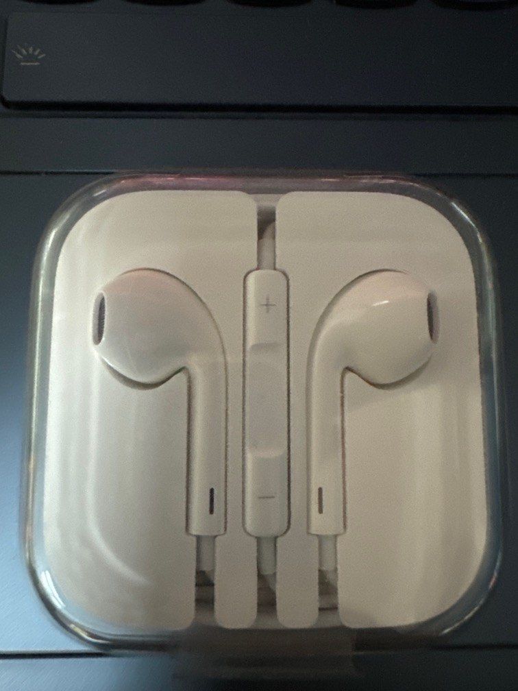 Apple Earpods (Category: Earphones) located in Singapore. Submitted by buzzbuzz (Listing ID 1330847310, Image 1). Description: Authentic Came with new iPhone .