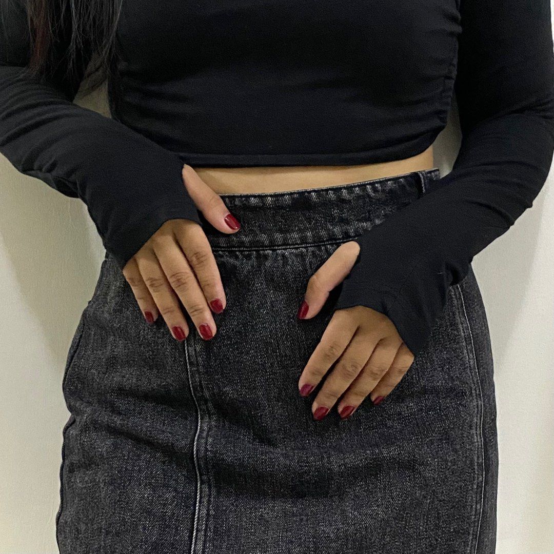Black Backless Cropped Long Sleeve Top (Category: Longsleeves) located in Silang. Submitted by cesc4a (Listing ID 1330868800, Image 3). Description: unbranded S on tag 65% cotton + 35% polyester fabric has diy thumbholes price is negotiable sf shouldered by buyer 📍 Silang, Cavite.