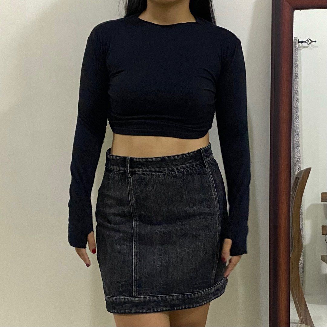 Black Backless Cropped Long Sleeve Top (Category: Longsleeves) located in Silang. Submitted by cesc4a (Listing ID 1330868800, Image 2). Description: unbranded S on tag 65% cotton + 35% polyester fabric has diy thumbholes price is negotiable sf shouldered by buyer 📍 Silang, Cavite.