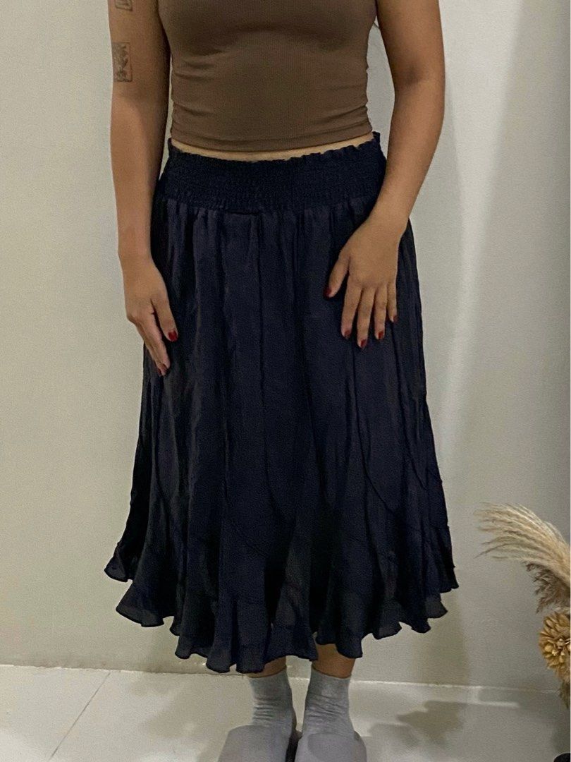 Black Mermaid Style Midi Skirt (Category: Skirts) located in Silang. Submitted by cesc4a (Listing ID 1330860746, Image 1). Description: brand is Grace Elements 29” and up / L on tag garterized but not tight cotton fabric bought from an ukay shop but i haven’t worn it price is negotiable sf shouldered by buyer rfs: too big on me 📍 Silang, Cavite.