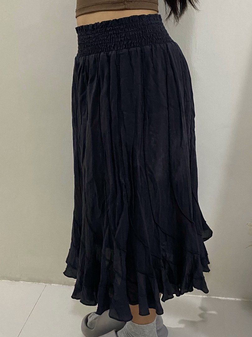 Black Mermaid Style Midi Skirt (Category: Skirts) located in Silang. Submitted by cesc4a (Listing ID 1330860746, Image 2). Description: brand is Grace Elements 29” and up / L on tag garterized but not tight cotton fabric bought from an ukay shop but i haven’t worn it price is negotiable sf shouldered by buyer rfs: too big on me 📍 Silang, Cavite.