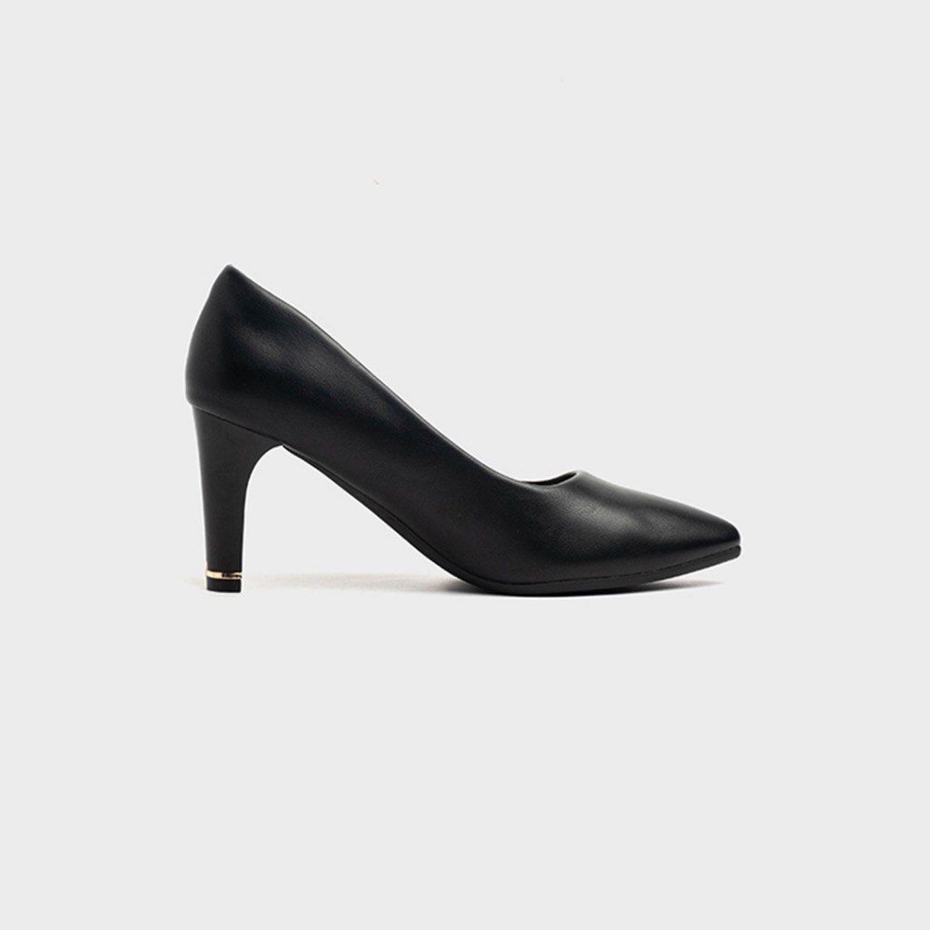 black shoes (Category: Heels) located in Mendez-Nunez. Submitted by dnssaurx (Listing ID 1330811919, Image 2). Description: • 3 inches heels • slightly negotiable • used once • size 35 • i’m located at sucat, muntinlupa. i can do meetups around this area only • if the location is far from my place, shipping fee will be care of buyer rfs: malaki sa’kin kahit lagyan ko ng cork. masyadong maliit paa ko for the shoes.