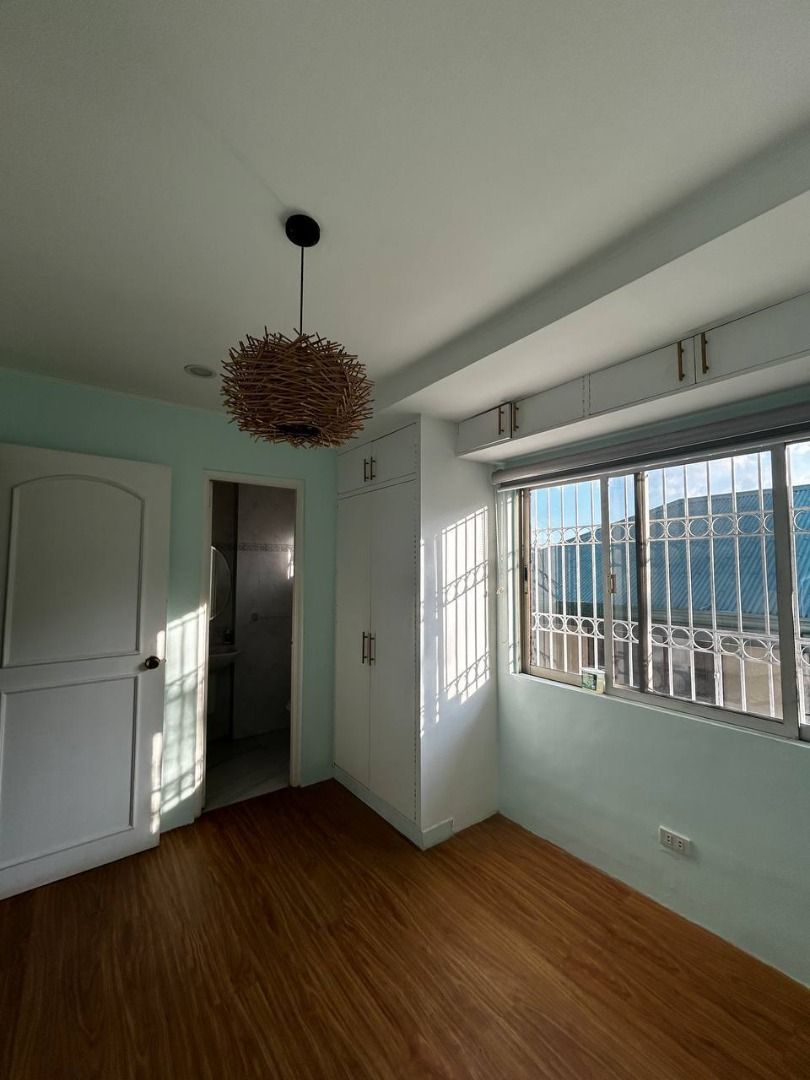 Bright Townhouse With Level City View photo