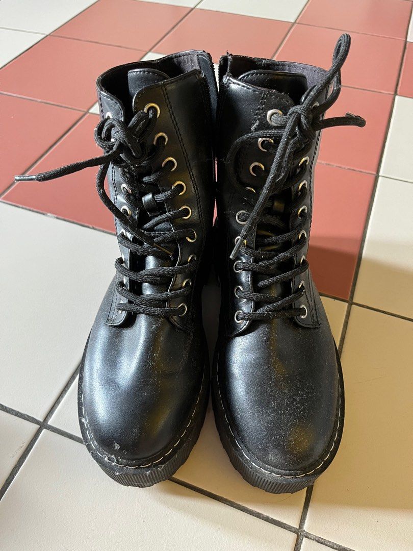 H M DIVIDED ANKLE BOOTS Women s Fashion Footwear Boots on Carousell