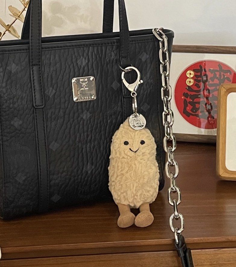 JELLYCAT Amuseables Peanut Bag Charm花生吊飾玩偶 毛絨掛件 坐姿12cm高 APN4BC, 興趣及遊戲 ...