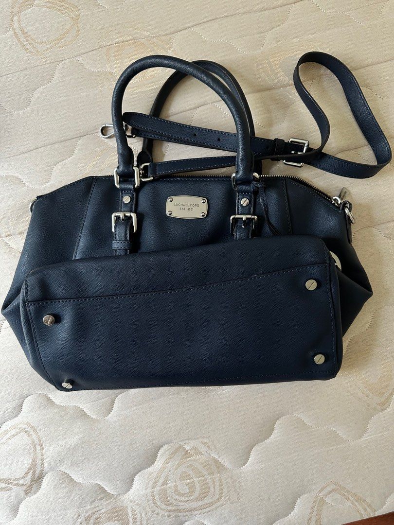 MK Bag (Category: Luxury Bags & Wallets) located in Manila. Submitted by _everythingpreloved (Listing ID 1330738043, Image 3). Description: PRICE DROP ₱500‼️‼️ MK Handbag with sling strap *with minor flaw on the handle see photo for reference 📍BIÑAN, LAGUNA.