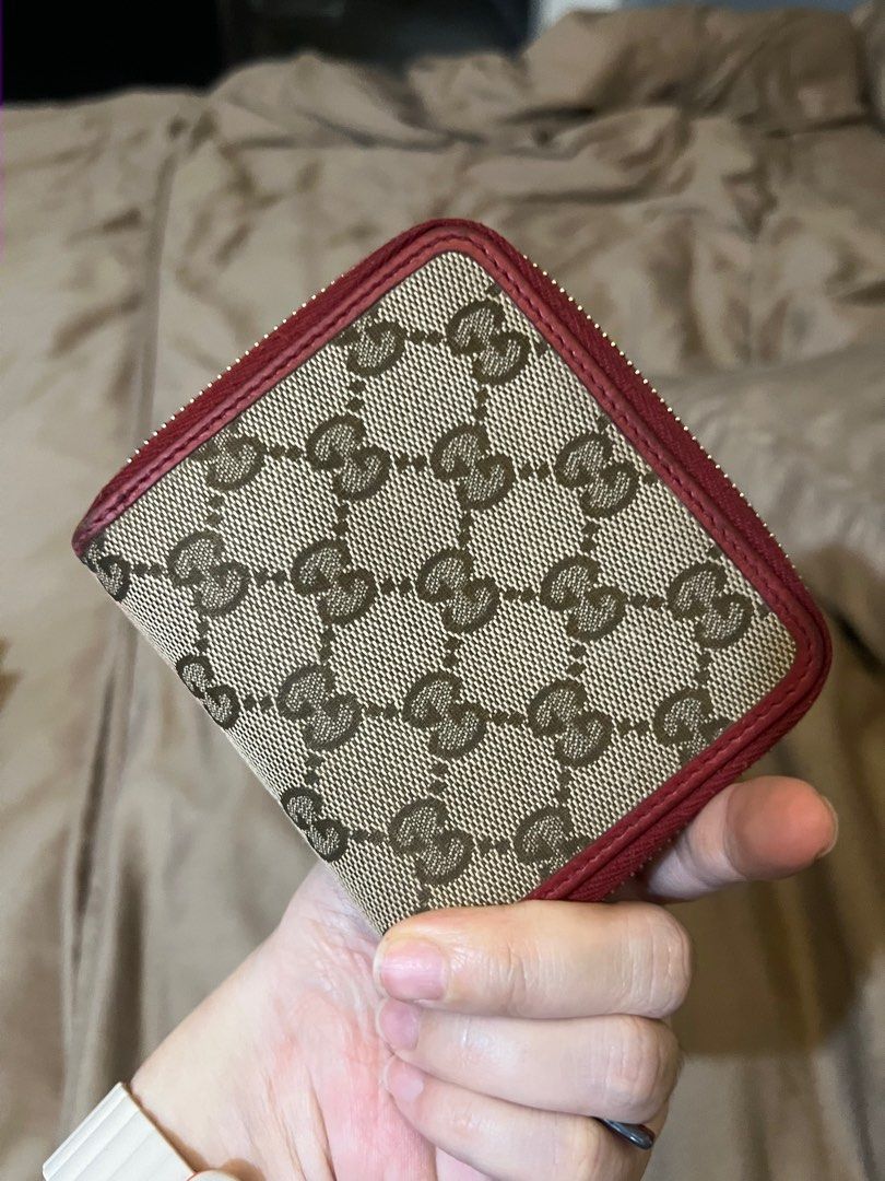 Preloved Gucci Wallet (Category: Luxury Bags & Wallets) located in Paranaque City. Submitted by joymcortez (Listing ID 1330823866, Image 3). Description: Authentic!!! Comes with box and cards. No more dustbag. .