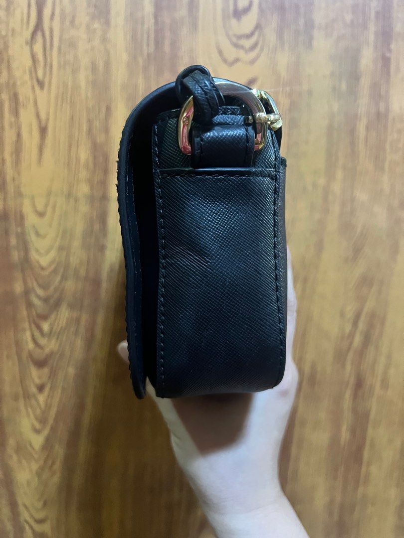 Tory Burch bag (Category: Luxury Bags & Wallets) located in Valenzuela. Submitted by dianzskiyo (Listing ID 1330795518, Image 3). Description: Preloved Tory Burch crossbody bag 📍 what you see is what you get 📍 Managed ur expectation - this is preloved 📍 Slightly negotiable 📍 All details were already posted (pls check photos para iwas sa redundant na tanong 😉) 📍 Color may vary due to lighting 💡 📍 + SF 📍Last photo for reference only ctto �