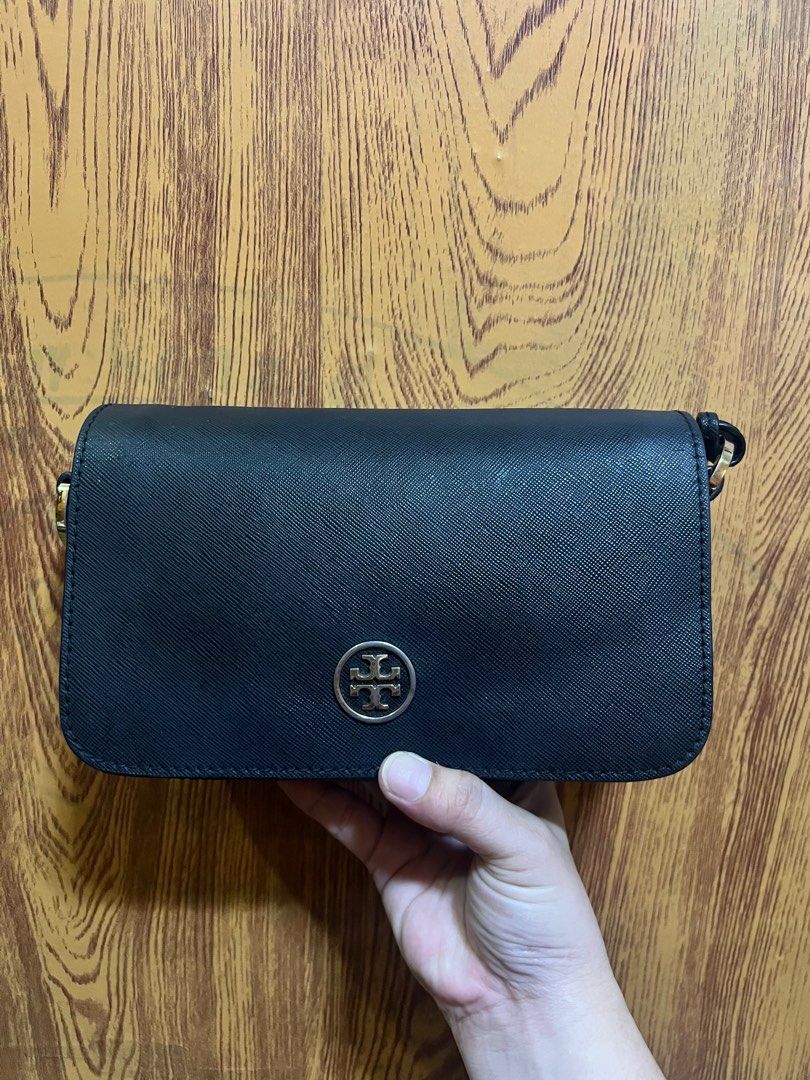 Tory Burch bag (Category: Luxury Bags & Wallets) located in Valenzuela. Submitted by dianzskiyo (Listing ID 1330795518, Image 1). Description: Preloved Tory Burch crossbody bag 📍 what you see is what you get 📍 Managed ur expectation - this is preloved 📍 Slightly negotiable 📍 All details were already posted (pls check photos para iwas sa redundant na tanong 😉) 📍 Color may vary due to lighting 💡 📍 + SF 📍Last photo for reference only ctto �