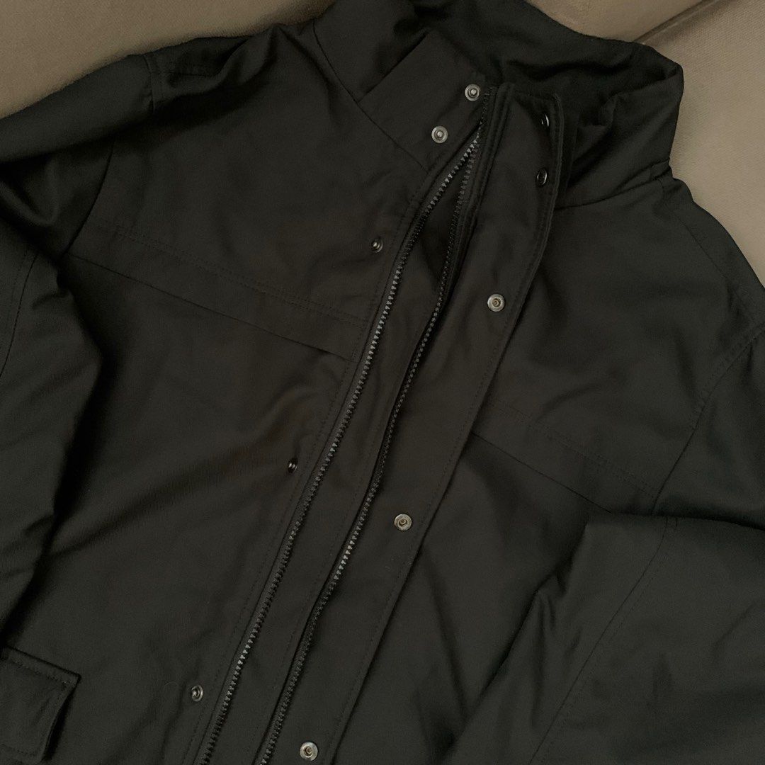Uniqlo Men’s Tech Jacket (Category: Coats, Jackets and Outerwear) located in Mexico. Submitted by ph_garagesale (Listing ID 1330719147, Image 3). Description: Fits Medium to Large Dimension (inches) Height: 30 Width: 24 With detachable hood.