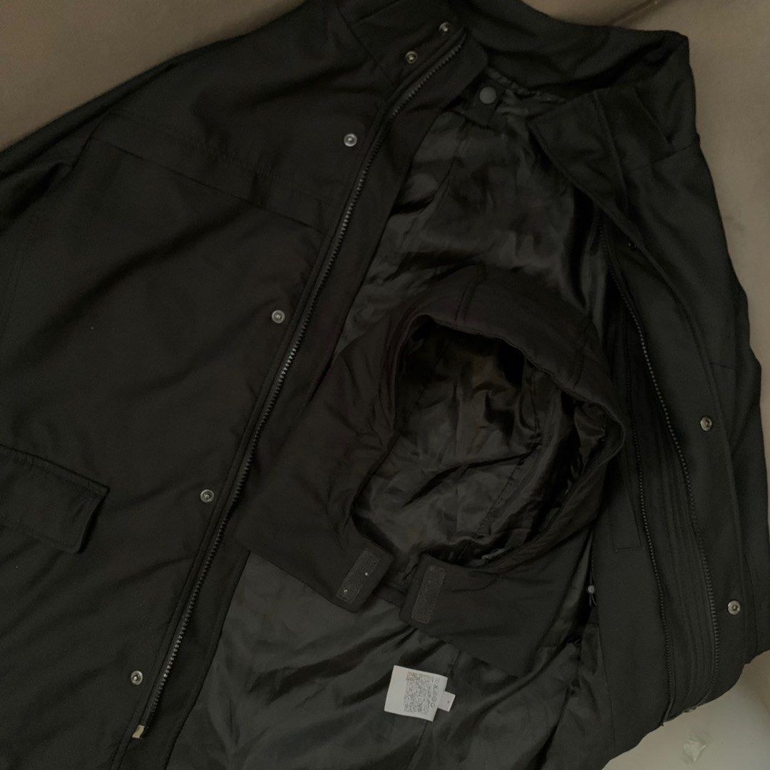 Uniqlo Men’s Tech Jacket (Category: Coats, Jackets and Outerwear) located in Mexico. Submitted by ph_garagesale (Listing ID 1330719147, Image 2). Description: Fits Medium to Large Dimension (inches) Height: 30 Width: 24 With detachable hood.