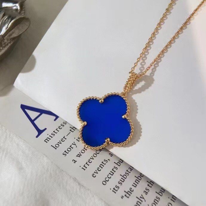 Van Cleef & Arpels (Category: Necklaces) located in Petaling Jaya. Submitted by aluxa (Listing ID 1330864136, Image 2). Description: 💯 Real 18K Gold 💯 Real Diamonds Full Set Packaging (Box , Certificate ,Bag) Product from Hong Kong.