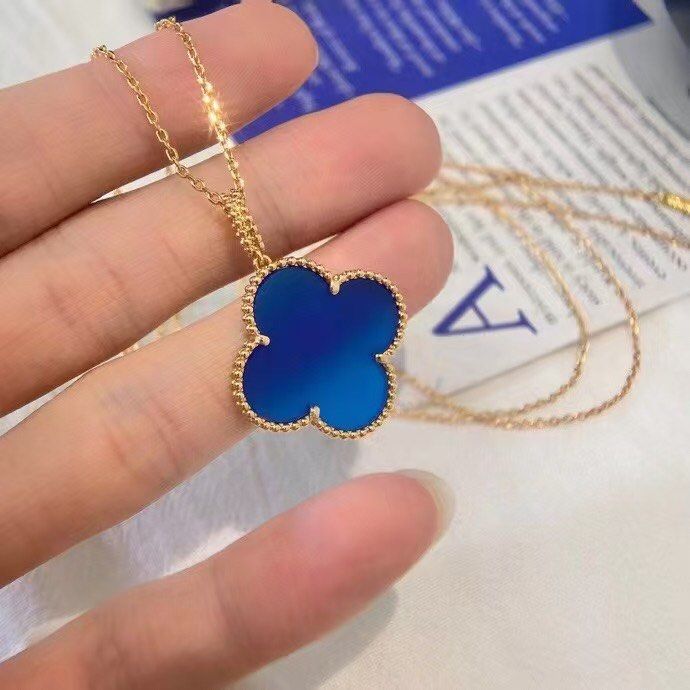 Van Cleef & Arpels (Category: Necklaces) located in Petaling Jaya. Submitted by aluxa (Listing ID 1330864136, Image 3). Description: 💯 Real 18K Gold 💯 Real Diamonds Full Set Packaging (Box , Certificate ,Bag) Product from Hong Kong.