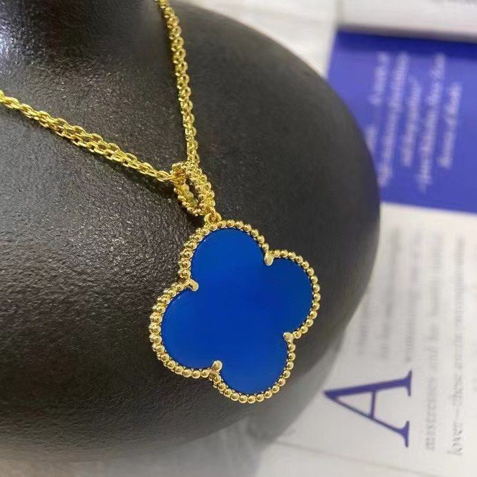 Van Cleef & Arpels (Category: Necklaces) located in Petaling Jaya. Submitted by aluxa (Listing ID 1330864136, Image 1). Description: 💯 Real 18K Gold 💯 Real Diamonds Full Set Packaging (Box , Certificate ,Bag) Product from Hong Kong.