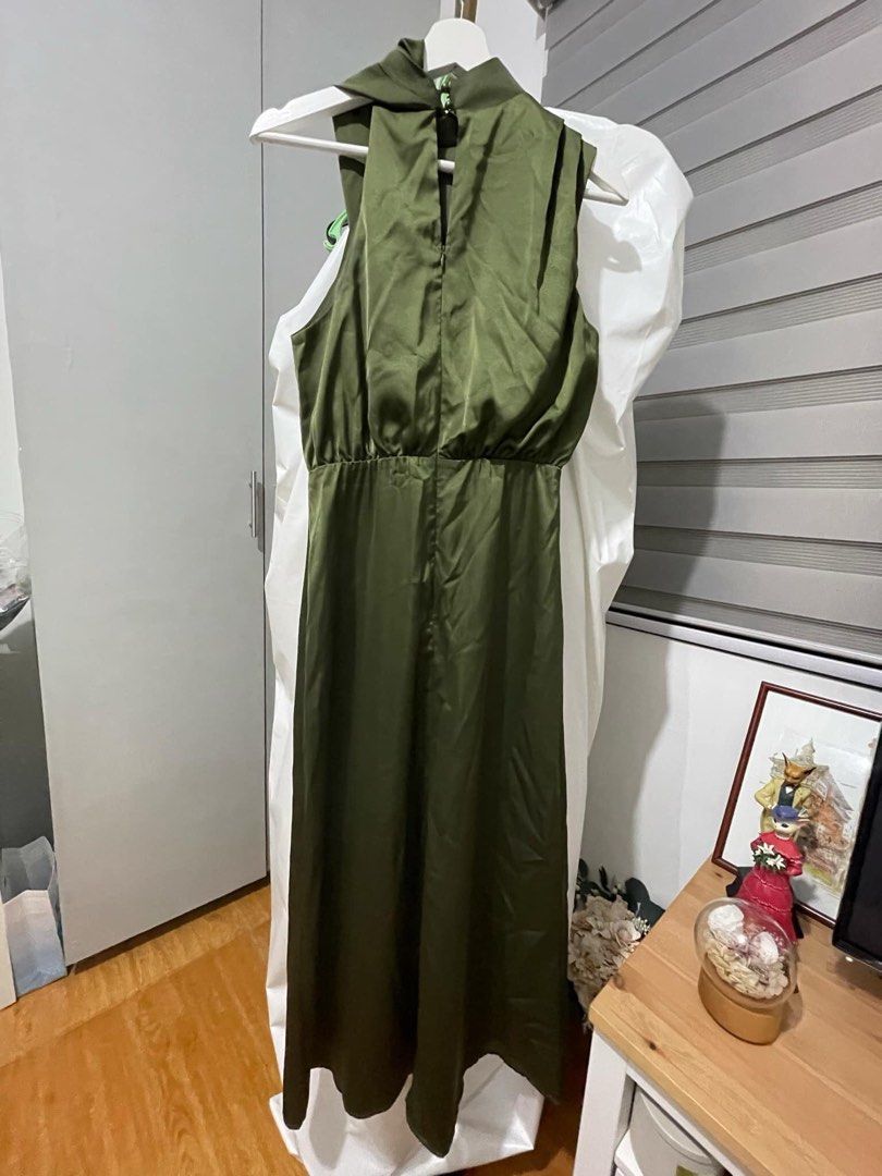 Army green satin dress (Category: Dresses) located in Quezon City. Submitted by virtualapproach (Listing ID 1331015739, Image 2). Description: Army Green satin dress Worn only once in a wedding (refer to picture posted for the actual photo) Size Small. Check photos for accurate sizing details. Location: Fairview, Q.C. For shipping only. SF will be shouldered by the buyer. Message me thru chat if interested..