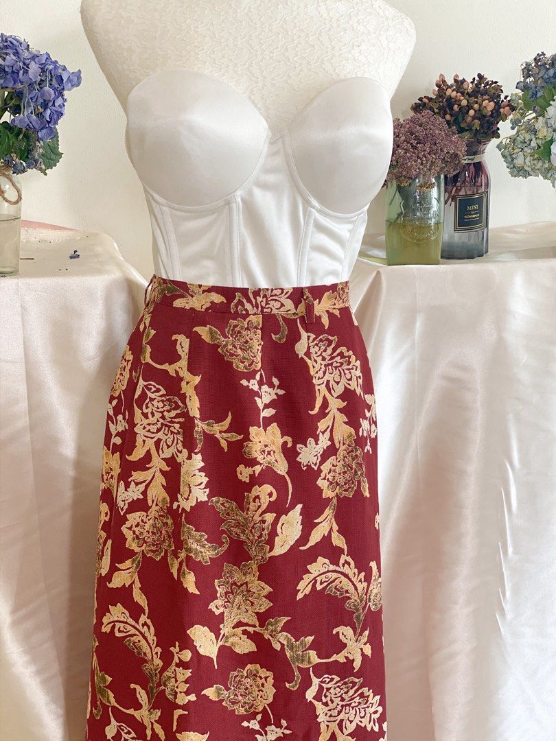 burgundy red midi skirt (Category: Skirts) located in Quezon City. Submitted by emptygrounds (Listing ID 1330990298, Image 2). Description: ✨ 29” waist ✨ fully lined ✨ would be cute as a low waist skirt!.