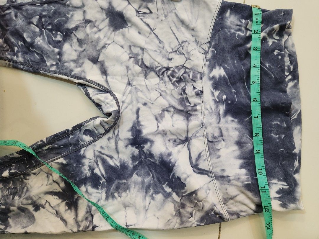 Buttery soft tie-dyed leggings (seamless) (Category: Activewear) located in San Juan City. Submitted by rdlr5050 (Listing ID 1330995554, Image 2). Description: bought the wrong size! its too big on my xs frame. I didn't notice that I pressed Medium. anyways, my loss your gain. this originally costs 785..