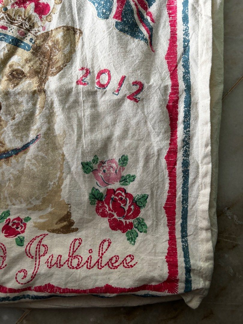 Cath Kidston Tote Bag (Category: Tote Bags) located in Seri Kembangan. Submitted by thriftingmeup (Listing ID 1330911384, Image 2). Description: I can say it is well used without flaws because 100% cotton totes are naturally like this. Brownish and wrinkled haha. I tak sempat nak steam iron bagai. Sorry tau. Kalau sudi, kira jadi. Aiceh. .