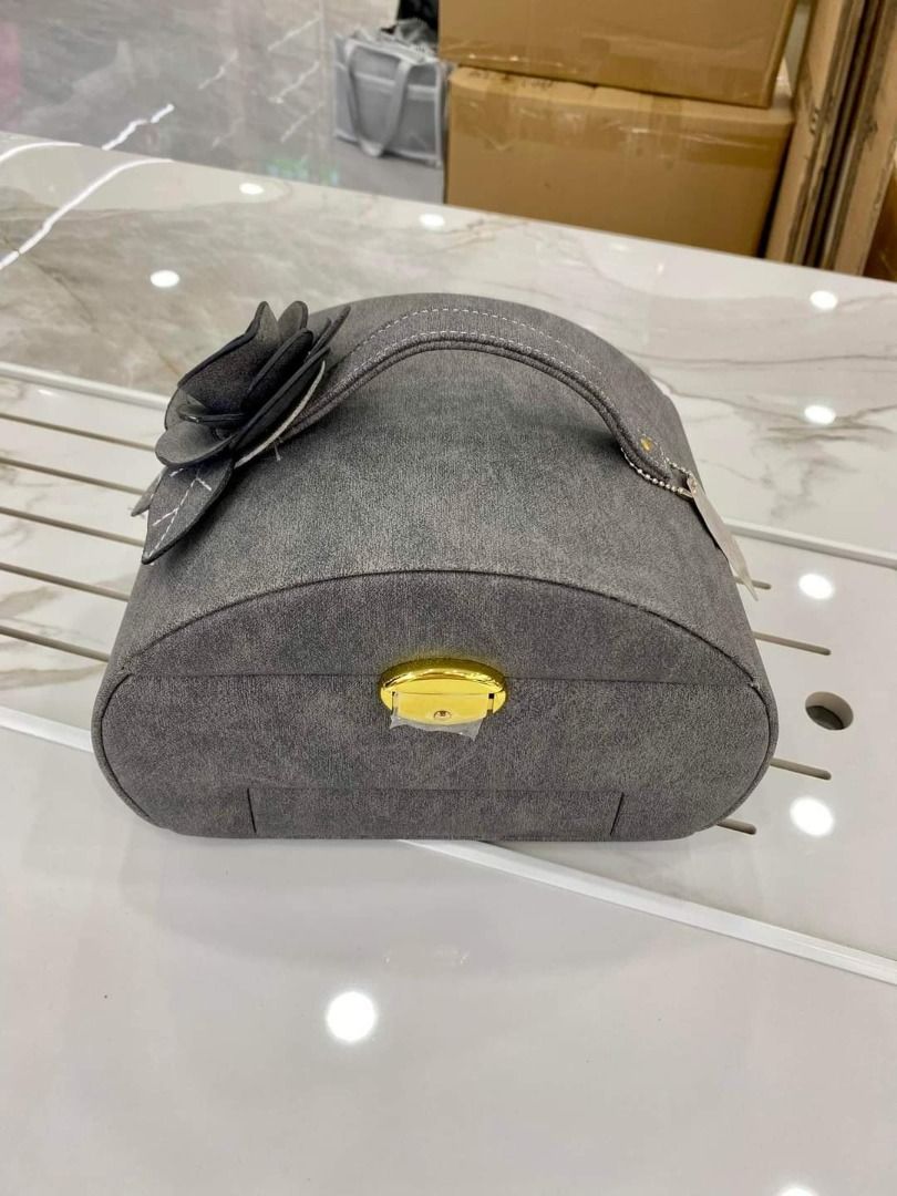 Cute Size Make Up Organizer Bag Gray with Flower (Category: Makeup) located in Quezon City. Submitted by mlacosmetiquenoime (Listing ID 1330945259, Image 1). Description: .