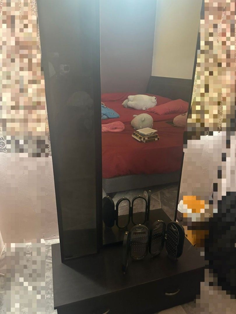 Dressing table (Category: Tables & Sets) located in Klang. Submitted by vanishanmugam994 (Listing ID 1330936439, Image 3). Description: dressing table with chair in good condition and wanna let go just because bought new vanity set .serious buyers pm me for further information.