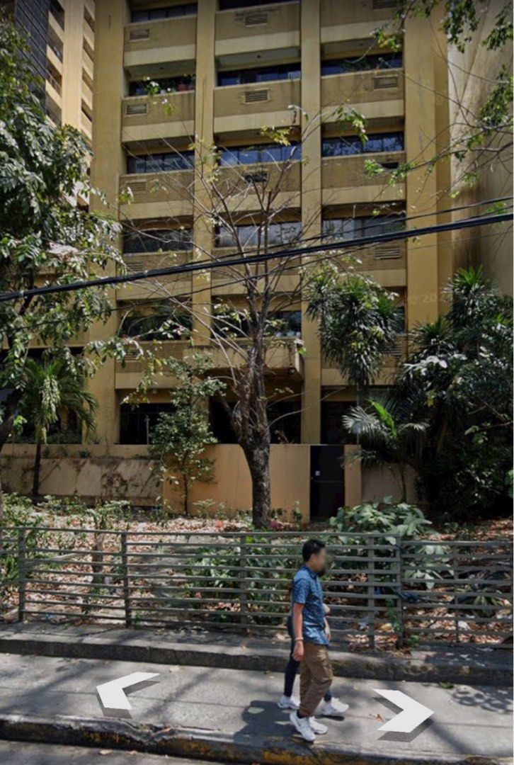 Escriva Drive Grd Flr Goldloop Tower for Rent (Category: Commercial) located in Quezon City. Submitted by vintagefindsmnlph (Listing ID 1330989122, Image 1). Description: Grd flr commercial space good for bank, office, convenience store, salon, gym, pet grooming, pilates studio, veterinary clinic, etc. Unit is surrounded by neighbouring condos and villages. Very convenient to go to. Pay parking across. Garden adjacent to space for your exclusive 