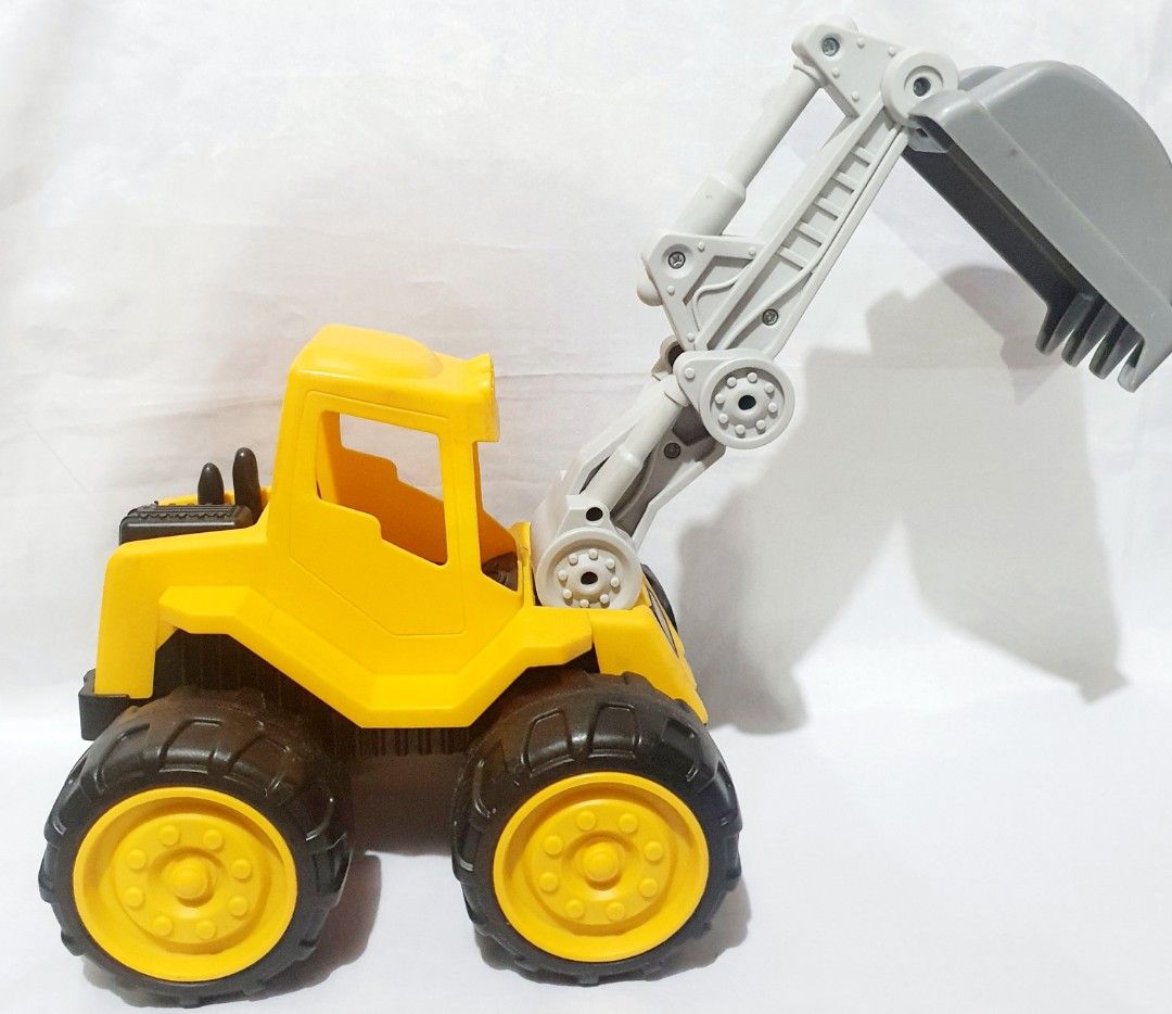 Excavator truck toy (big) (Category: Vehicle & Diecast Models) located in Las Pinas. Submitted by cherry_luvs_dresses (Listing ID 1331004141, Image 2). Description: good as new was just kept big size bought at toy express super discounted price please contact me at 09267513633.