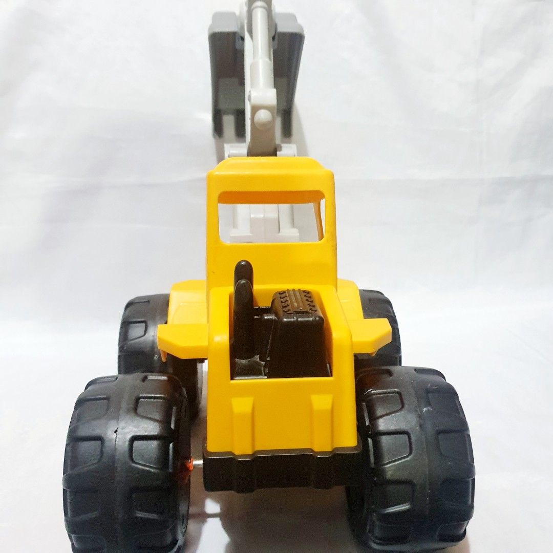 Excavator truck toy (big) (Category: Vehicle & Diecast Models) located in Las Pinas. Submitted by cherry_luvs_dresses (Listing ID 1331004141, Image 3). Description: good as new was just kept big size bought at toy express super discounted price please contact me at 09267513633.