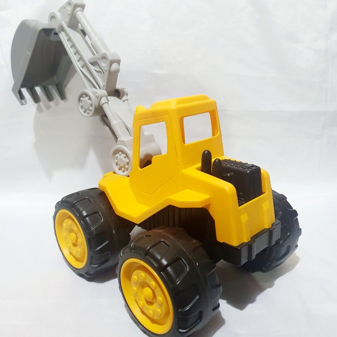 Excavator truck toy (big) (Category: Vehicle & Diecast Models) located in Las Pinas. Submitted by cherry_luvs_dresses (Listing ID 1331004141, Image 1). Description: good as new was just kept big size bought at toy express super discounted price please contact me at 09267513633.