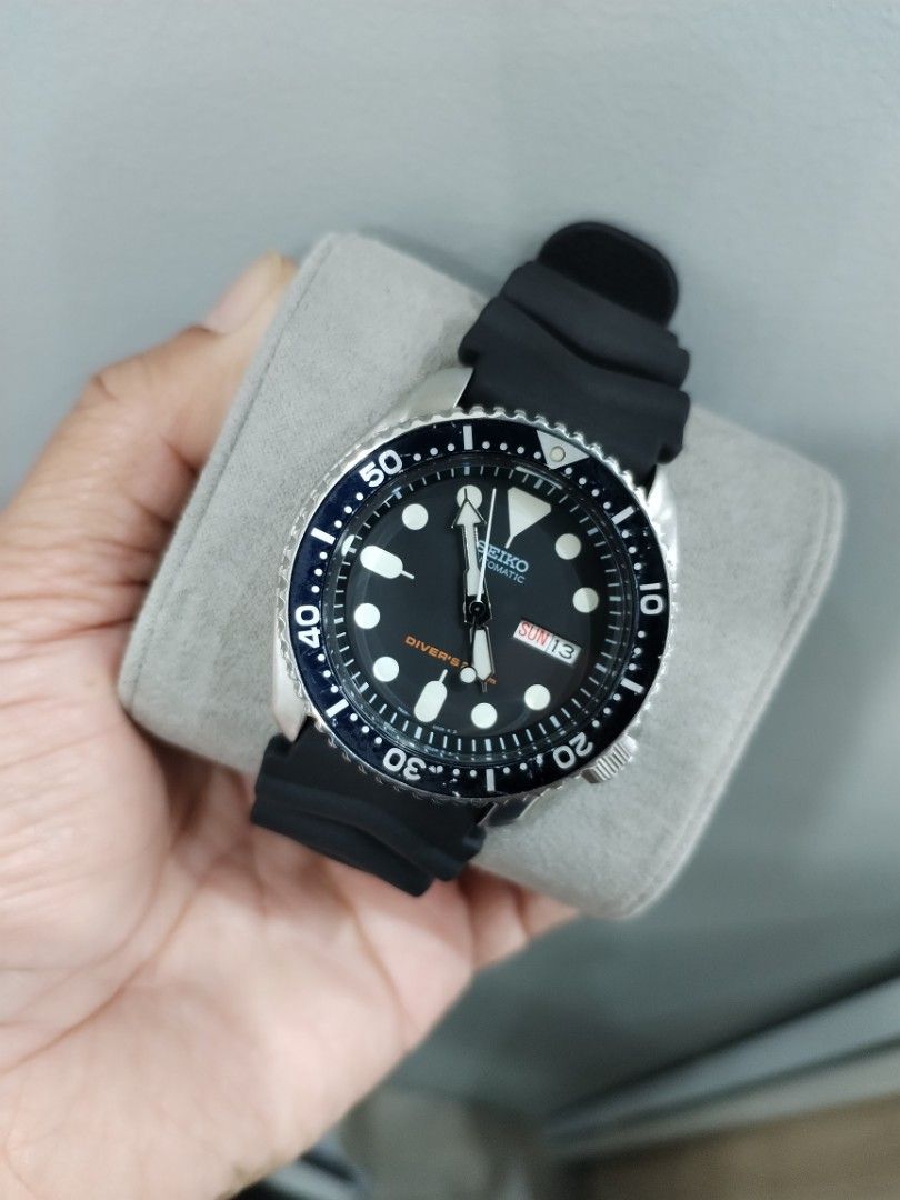 February 2006 Seiko Diver's SKX007K Automatic Men's (Category: Men's Watches) located in Pasig City. Submitted by BeatsandTicks (Listing ID 1330977066, Image 2). Description: Selling one of my used February 2006 Seiko Diver's SKX007K Automatic Men's All original head Reference No.: 7S26-0020 Japan automatic movement Serial Number: 62xxxx Newly replaced mineral crystal Day/date with quick set 21 jewels 42 mm case size 22 mm lug size Strong lume Gr