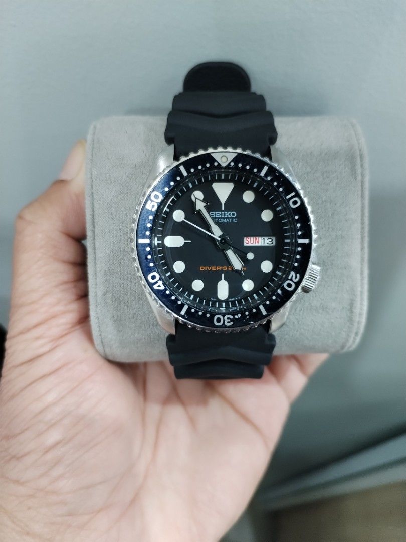 February 2006 Seiko Diver's SKX007K Automatic Men's (Category: Men's Watches) located in Pasig City. Submitted by BeatsandTicks (Listing ID 1330977066, Image 1). Description: Selling one of my used February 2006 Seiko Diver's SKX007K Automatic Men's All original head Reference No.: 7S26-0020 Japan automatic movement Serial Number: 62xxxx Newly replaced mineral crystal Day/date with quick set 21 jewels 42 mm case size 22 mm lug size Strong lume Gr