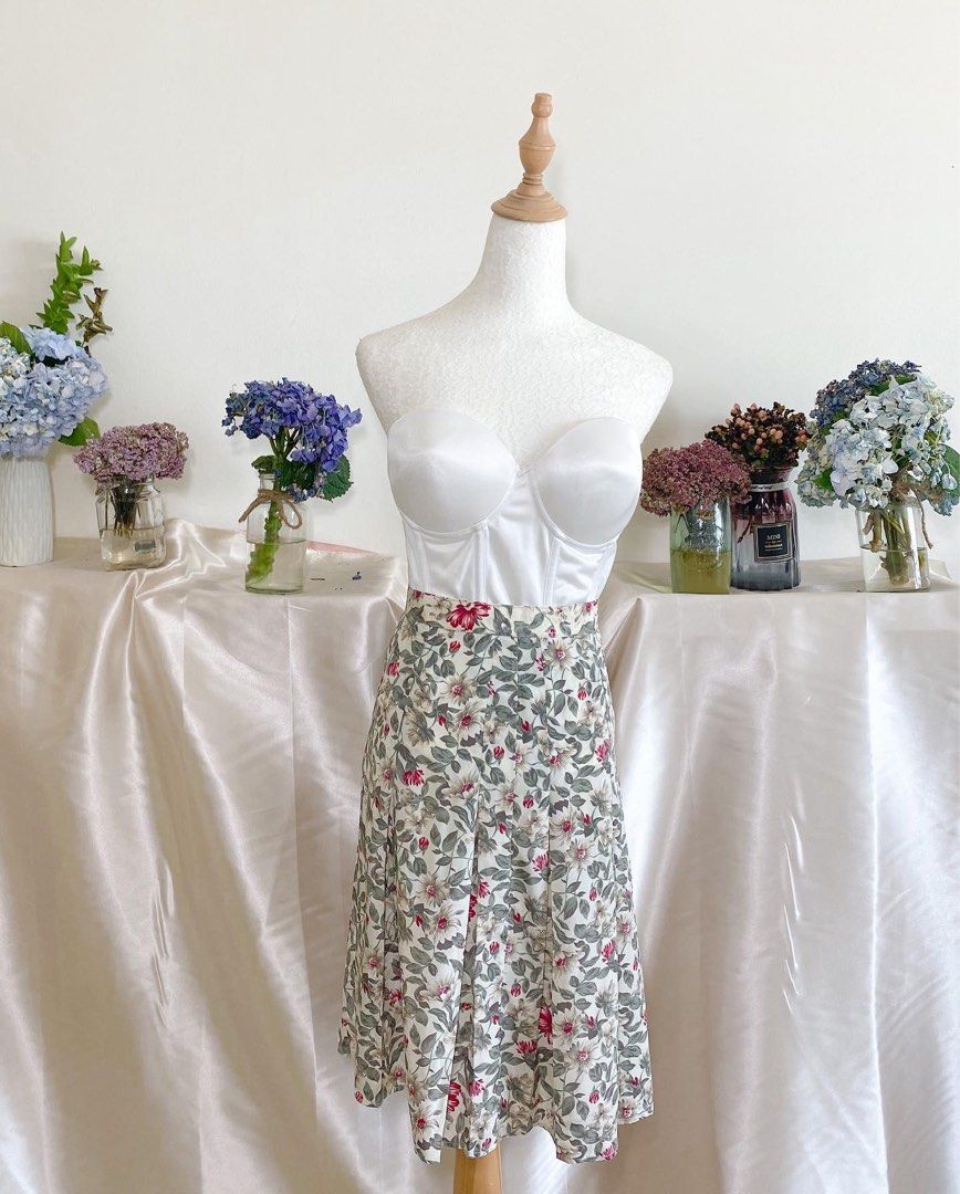 floral silk midi skirt (Category: Skirts) located in Quezon City. Submitted by emptygrounds (Listing ID 1330993172, Image 1). Description: ✨ WAIST 30” ✨ not lined, zips at the side ✨ fabric is super soft and flowy + the pleats are a great detail!.