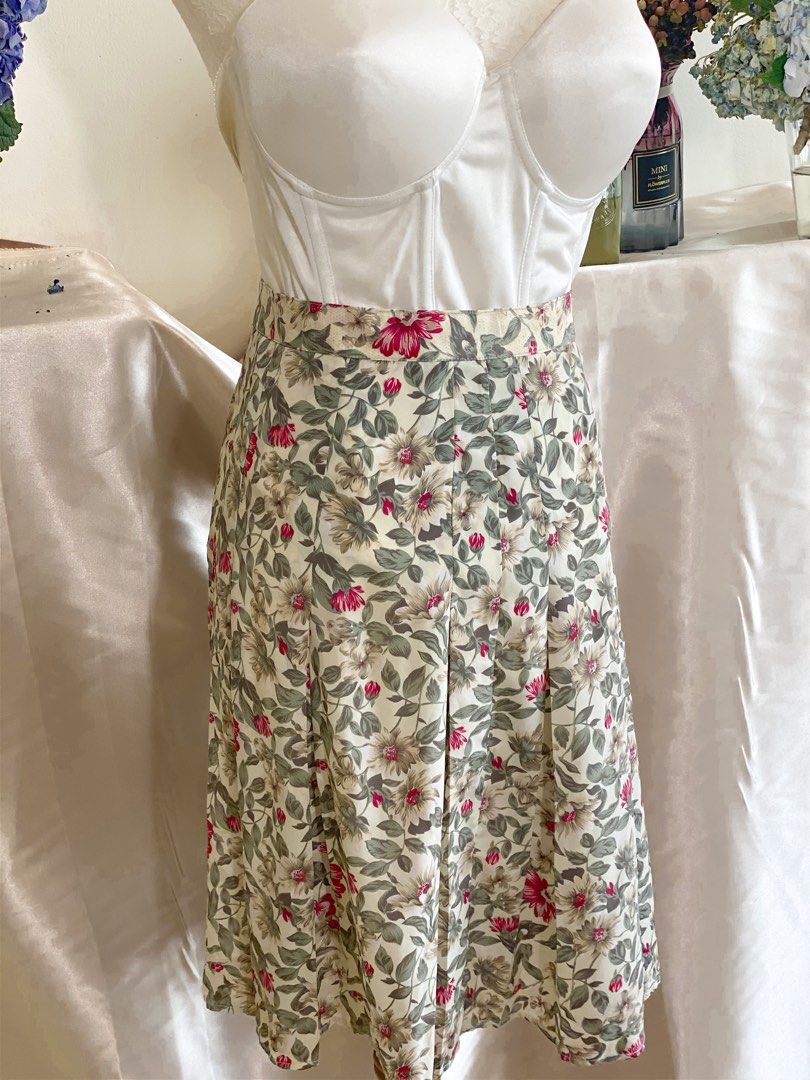 floral silk midi skirt (Category: Skirts) located in Quezon City. Submitted by emptygrounds (Listing ID 1330993172, Image 2). Description: ✨ WAIST 30” ✨ not lined, zips at the side ✨ fabric is super soft and flowy + the pleats are a great detail!.