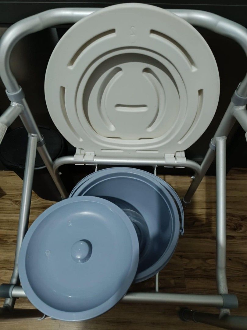 Foldable Comode Chair (Category: Medical Supplies & Tools) located in Manila. Submitted by mcsia1992 (Listing ID 1330906219, Image 3). Description: .