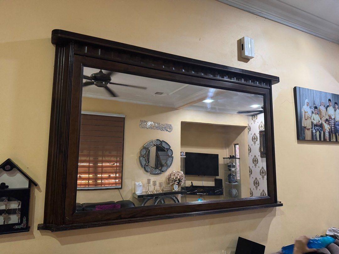 Mirrors (Category: Mirrors) located in Sepang. Submitted by fakhrika82 (Listing ID 1330889708, Image 1). Description: Nak clearens rumah sahaja Sebab brg baru nak masuk Tq .