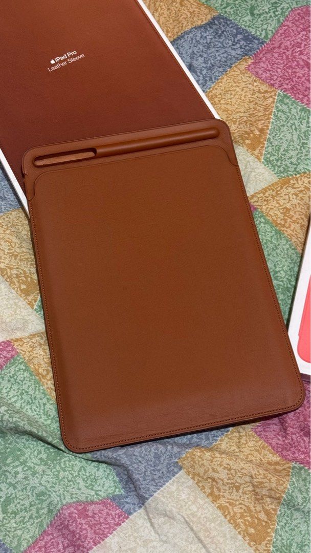 Original apple Ipad pro sleeves (Category: Cases & Sleeves) located in Cainta. Submitted by chickenmamidoodle (Listing ID 1330901583, Image 3). Description: Original apple ipad pro sleeves Can fit 10.5 to 11 inches ipad Honest issue: one dent on left side you can see in the picture other than that the sleeves is perfectly fine .
