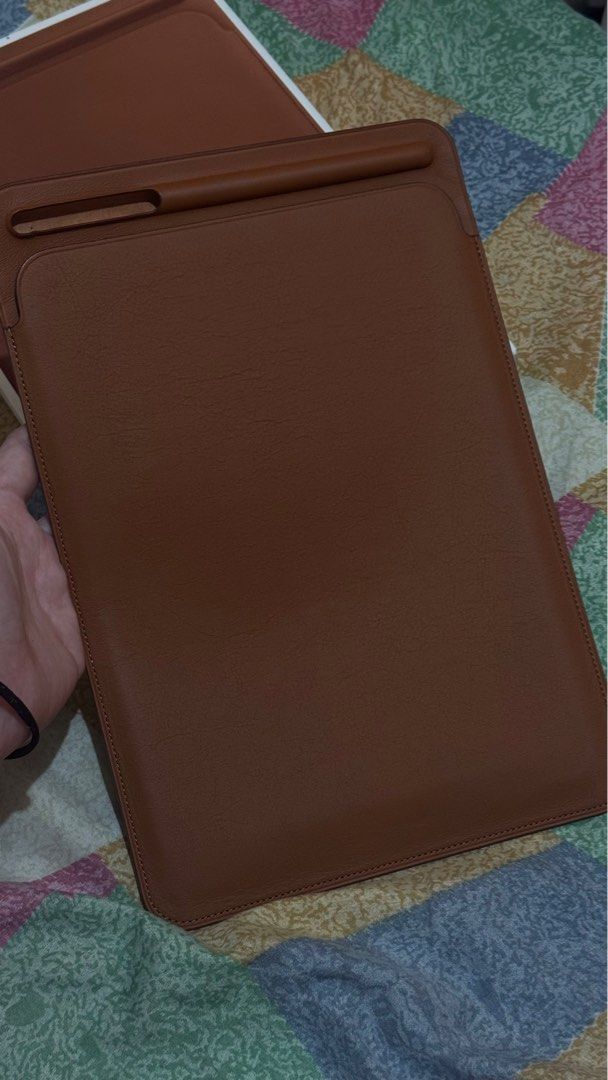 Original apple Ipad pro sleeves (Category: Cases & Sleeves) located in Cainta. Submitted by chickenmamidoodle (Listing ID 1330901583, Image 2). Description: Original apple ipad pro sleeves Can fit 10.5 to 11 inches ipad Honest issue: one dent on left side you can see in the picture other than that the sleeves is perfectly fine .