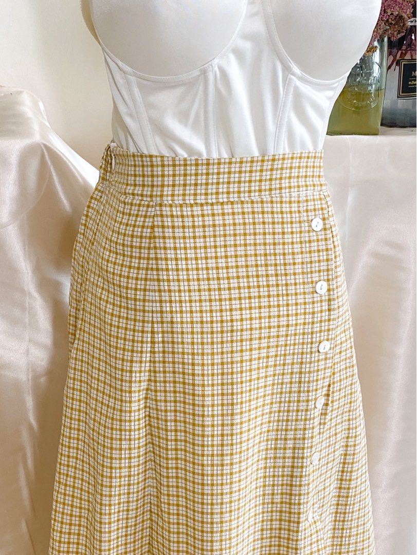 plaid yellow midi skirt (Category: Skirts) located in Quezon City. Submitted by emptygrounds (Listing ID 1330991640, Image 3). Description: ✨ 25” waist ✨ garterized back, zips at the side ✨ lined.