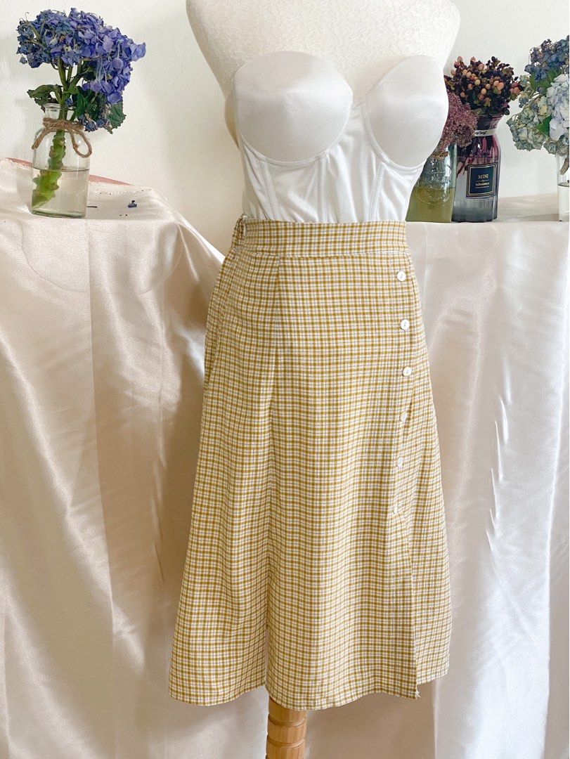 plaid yellow midi skirt (Category: Skirts) located in Quezon City. Submitted by emptygrounds (Listing ID 1330991640, Image 2). Description: ✨ 25” waist ✨ garterized back, zips at the side ✨ lined.