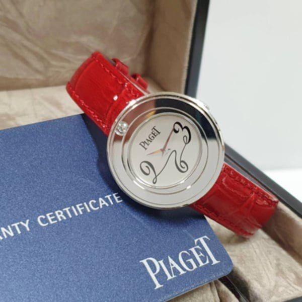 Rare! PIAGET watch (Category: Luxury Watches) located in Pasay City. Submitted by mandzpro (Listing ID 1330904070, Image 2). Description: Piaget watch for women with original factory warranty 18K gold diamond watch diameter 29mm quartz movement rotating diamond outer ring digital dial 18K gold material belt buckle ₱258k only.